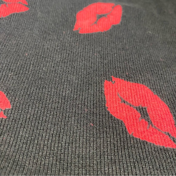 Kiss Lipstick Print Crop Top Tank High Neck Racerback Black Red Women’s Large L - Picture 2 of 6